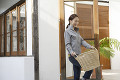 洗濯物を運ぶ日本人女性