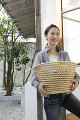 洗濯物を運ぶ日本人女性
