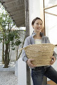 洗濯物を運ぶ日本人女性