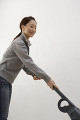 掃除機をかける日本人女性