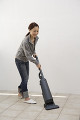掃除機をかける日本人女性