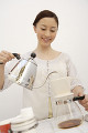 コーヒーを入れる日本人女性