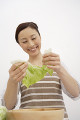 サラダを作る日本人女性