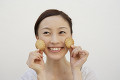 クッキーを持つ笑顔の日本人女性