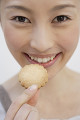 クッキーを食べる日本人女性