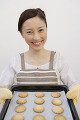 お菓子作りをする日本人女性