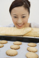 お菓子作りをする日本人女性