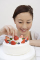 ケーキの飾りつけをする日本人女性