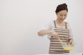 料理をする日本人女性