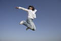 ジャンプをしている日本人女性