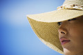 麦わら帽子を被った日本人女性