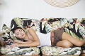 ソファーで眠る日本人女性