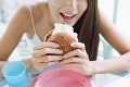 ハンバーガーを食べる日本人女性