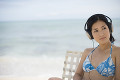砂浜でイスに座る日本人女性