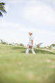 ゴルフをするシニア男性