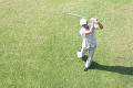 ゴルフをするシニア男性