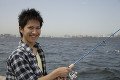 釣りをする日本人男性