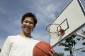 バスケットボールをする日本人男性