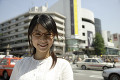 笑顔の20代日本人女性