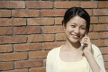 携帯電話で話す日本人女性