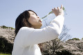 水を飲む女性