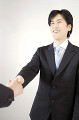 握手をするビジネスマン