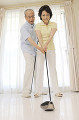 ゴルフの練習をする老夫婦