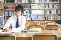 図書室で勉強をする男子高校生