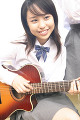 ギターを持つ女子高校生