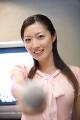 カラオケをする女性