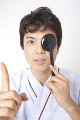 視力検査を受ける男性