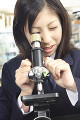 顕微鏡を覗く女子高校生