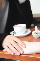 カフェで彼女の手を握る男性の手