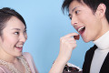 チョコレートを男性に食べさせる女性