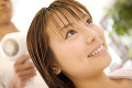 ヘアサロンで髪を乾かす女性