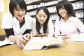 図書室で勉強する学生