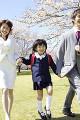 両親と手を繋いで走る小学生女子