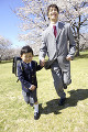 父親と手を繋いで走る小学生男子
