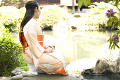 池を眺める和服女性