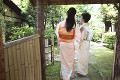 庭を散歩する和服女性2人