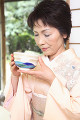 お茶を飲む和服女性