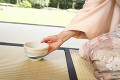 茶碗を置く和服女性の手元