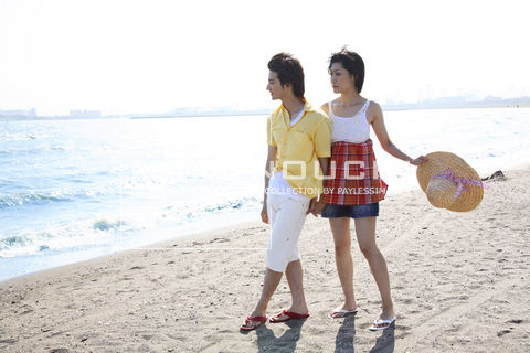 海辺を歩くカップル Af Jpg 写真素材