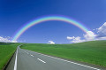虹と草原の中の一本道