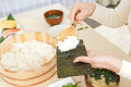 手巻き寿司を作る女性の手元