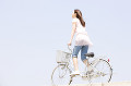 自転車に乗っている女性