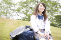 公園で座っている女子高生