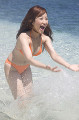 海で遊ぶ笑顔の水着女性