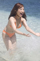 海で遊ぶ笑顔の水着女性