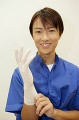 ゴム手袋を付ける歯科医男性